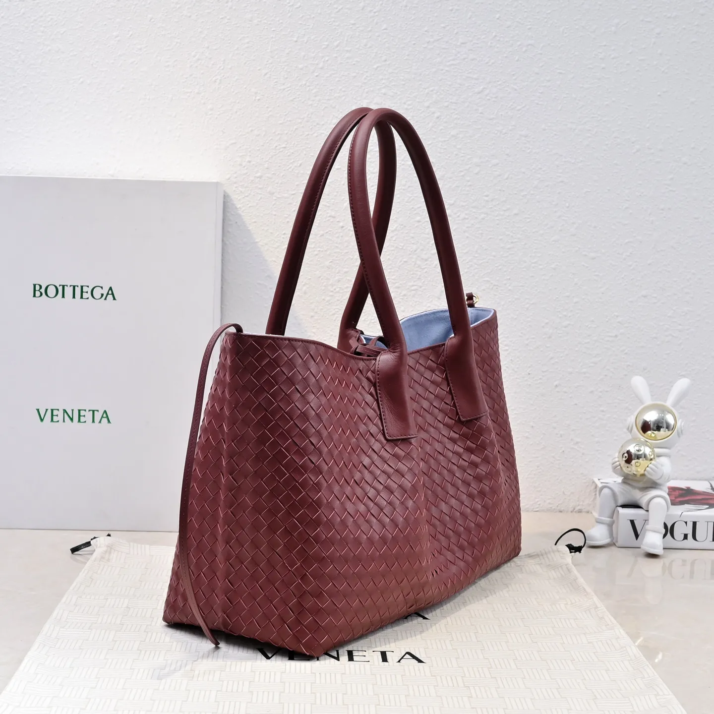 Batch 2360 Bv 2025 early spring series Pinacoteca medium tote handbag. The front is made of classic Intreccia woven cow leather. It is low-key and luxurious. The flip side is made of warm suede. It instantly switches to a lazy and casual style. It has a large internal capacity. It is no pressure to carry a computer for commuting. It is also thoughtfully matched with a small detachable bag. It is full of security. The woven texture is so delicate that you can't put it down. The highlight is that it is super versatile. Come and get your new bag😝 Model: 7166 Size: 23*43*14.5cm